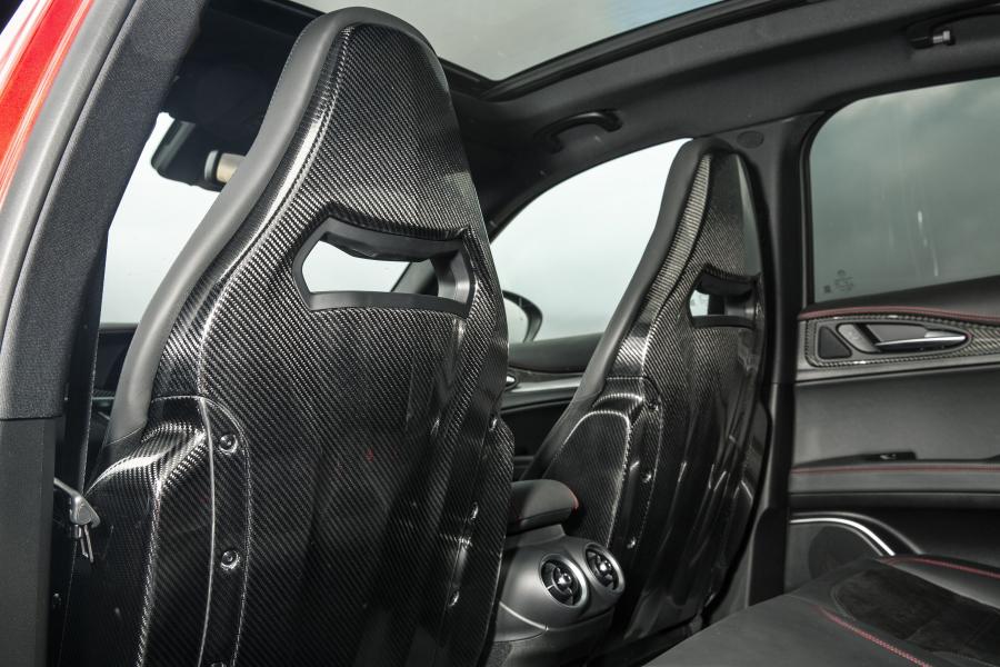 Интерьер Alfa Romeo Stelvio Quadrifoglio (949) 2018 года  (UK) (фото 12 из 59)